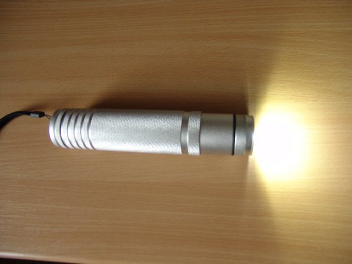2.jpg (72.12 KiB) 35280 mal betrachtet Taschenlampe eingeschaltet, Reflektor abgeschraubt.