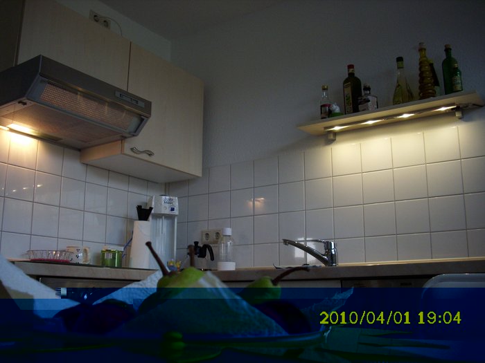 DSCI0260_cut.jpg (693.7 KiB) 31735 mal betrachtet Vergleich 25W-Kerzen-Glühlampe vs. 5,6-Watt (ab Steckdose) LED-Leiste (4x Cree XR-E @ 350 mA, 4,5W gehen in die LEDs + KSQ, 380-390 mW davon in die KSQ, wobei davon wiederum allein 300 mW in den Basis-Vorwiderstand des PNP-Transistors gehen...)<br /><br />Die LED-Leiste is heller als die Glühlampe und das weiß ist etwas soviel neutralweißer als es auf dem Fotos wirkt, wie die Glühlampe warmweiße ist, als sie auf dem Foto wirkt :-)