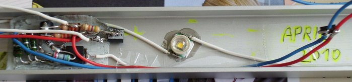 DSCI0240_cut.jpg (308.35 KiB) 31735 mal betrachtet Eine der LEDs + Ultra-Low-Drop-KSQ im Detail, hier habe ich den Shutdown-Anschluss von einem Bild weiter oben durch einen enable-Anschluss ersetzt, da sonst im Shutdown-"Betrieb" ca. 300 mW sinnlos in Wärme umgesetzt worden wären, die ca. 300 mW nimmt die KSQ selbst nun erst dann auf, wenn die Pull-Up-Widerstände über den hier zusätzlich verbauten (PNP-)Transistor (rechts oben) mit 12V verbunden werden.<br />Die 300 mW fallen bei den beiden parallel geschalteten Basis-Vorwiderständen (2x 1,2kOhm) an. Weitere ca. 30 mW am 4k7 pull-up für den MOSFET.