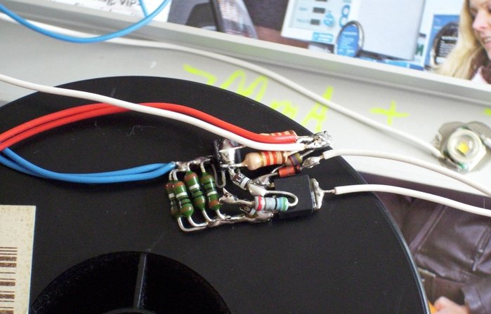 DSCI0236_cut.jpg (794.47 KiB) 31736 mal betrachtet Ultra-Low-Drop-KSQ im Detail --- die KSQ basiert auf meiner Idee der 2-Transistor-KSQ mit 1N4148, im zugehörigen Thread wurde dann eine Schottky-Diode vorgeschlagen und von Beatbuzzer schließlich 2 Schottky-Dioden in Reihe, ich habe noch 5,6 ohm mit in Reihe geschaltet, die 1N4141, die hier zu sehen ist, ist nur für einen Shutdown-Anschluss gedacht und kann entfallen.